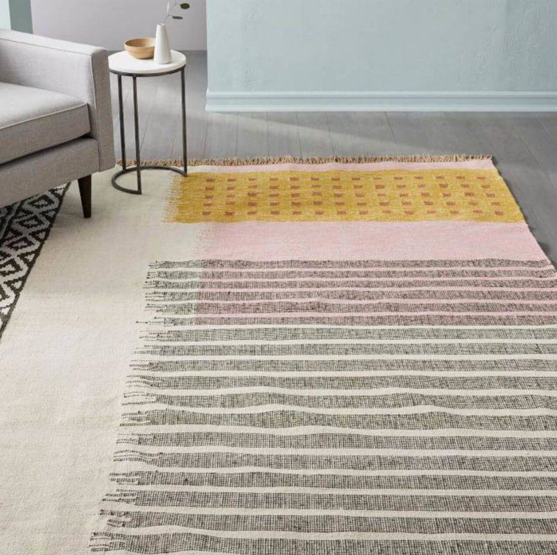 Phong cách boho hay giản dị, tấm thảm hỗn hợp Ikat này mang đến màu sắc và phong cách cho phòng khách